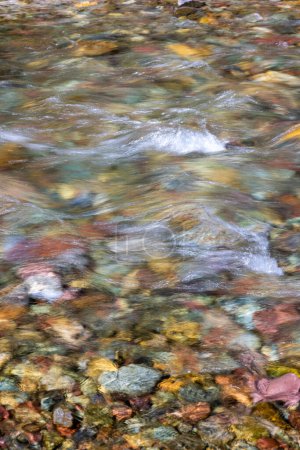 Téléchargez les photos : Des roches fluviales naturellement colorées sous l'eau dans le parc national des Glaciers, Montana - en image libre de droit