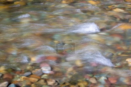 Foto de Naturalmente colorido río rocas bajo el agua en el Parque Nacional Glaciar, Montana - Imagen libre de derechos