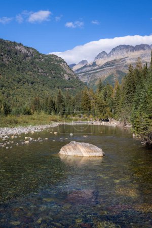 Foto de Río hermoso y claro con agua fresca derretida glaciar en el Parque Nacional Glaciar, Montana - Imagen libre de derechos