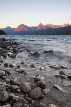 Téléchargez les photos : Belle après-midi vue sur la montagne depuis le lac McDonald dans le parc national des Glaciers, Montana. - en image libre de droit