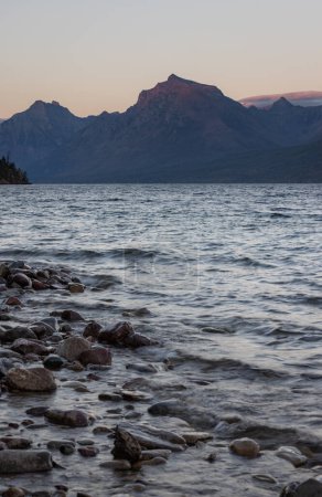 Foto de Hermosas vistas de la montaña de la tarde desde el lago McDonald en el Parque Nacional Glaciar, Montana. - Imagen libre de derechos