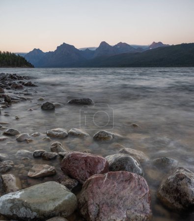 Foto de Hermosas vistas de la montaña de la tarde desde el lago McDonald en el Parque Nacional Glaciar, Montana. - Imagen libre de derechos