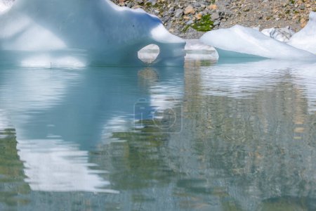 Téléchargez les photos : Icebergs flottant dans le lac Grinnell supérieur dans le parc national des Glaciers Montana par un bel après-midi. - en image libre de droit