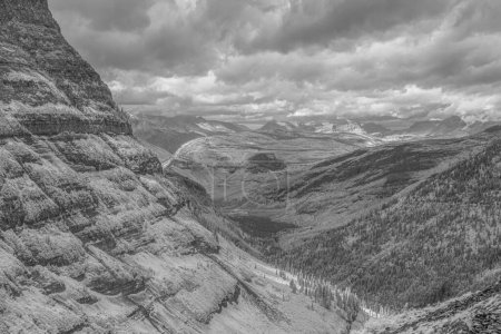 Foto de Imagen monocromática del Parque Nacional Glaciar en Infra Red con una cámara completamente convertida que muestra una perspectiva única de este increíble Parque en Montana. - Imagen libre de derechos