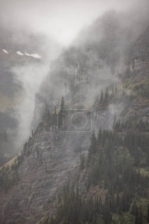Foto de Niebla y lluvia creando condiciones de mal humor en el Parque Nacional Montañas del Glaciar, Montana. - Imagen libre de derechos