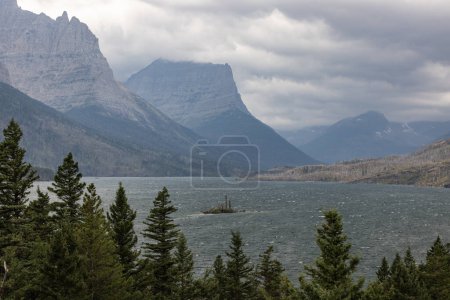 Foto de Tormenta entrante vista desde el punto de vista del lago St Mary en el Parque Nacional Glaciar, Montana - Imagen libre de derechos