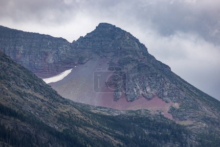 Foto de Niebla y lluvia creando condiciones de mal humor en el Parque Nacional Montañas del Glaciar, Montana. - Imagen libre de derechos
