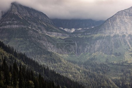 Téléchargez les photos : Beau paysage spectaculaire des montagnes avec brouillard et nuages bas dans le glacier Montana - en image libre de droit
