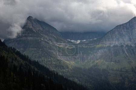 Foto de Hermoso y dramático paisaje de las montañas con niebla y nubes bajas en Glaciar Montana - Imagen libre de derechos
