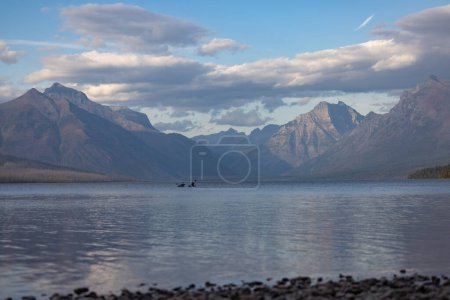 Foto de Tarde tranquila en el glaciar Montana desde las orillas del lago McDonald y las montañas en el fondo. - Imagen libre de derechos