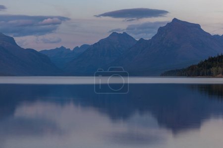 Foto de Tarde tranquila en el glaciar Montana desde las orillas del lago McDonald y las montañas en el fondo. - Imagen libre de derechos