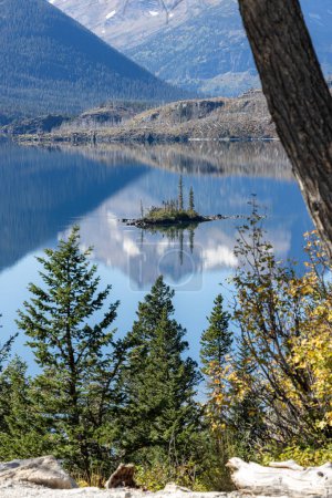 Téléchargez les photos : Belle après-midi dans le parc national des Glaciers avec une vue imprenable sur l'île Goose et le lac St Mary - en image libre de droit
