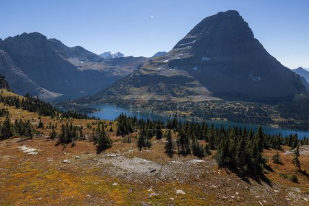 Téléchargez les photos : Ciel bleu à l'automne avec une vue imprenable sur le lac caché, parc national des Glaciers, Montana, - en image libre de droit