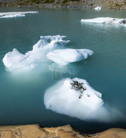 Foto de Icebergs flotando en el Lago Alto Grinnell en el Parque Nacional Glaciar montana en una hermosa tarde. - Imagen libre de derechos