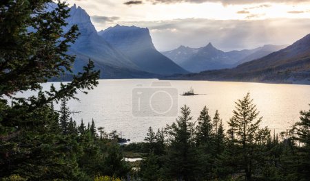 Foto de Hermosa tarde en el Parque Nacional Glaciar con una vista a la isla Goose y al lago St Mary - Imagen libre de derechos