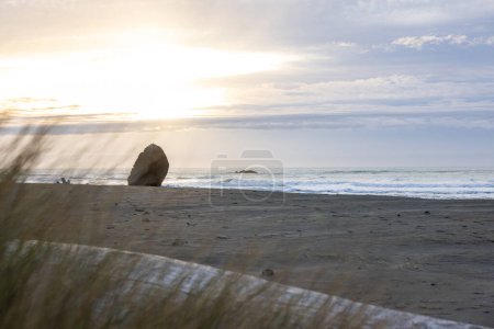 Foto de Hermoso atardecer en el sur de Oregon visto desde beso playa de roca. - Imagen libre de derechos