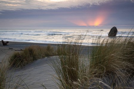 Téléchargez les photos : Beau coucher de soleil dans le sud de l'Oregon vu de la plage de rochers baisers. - en image libre de droit