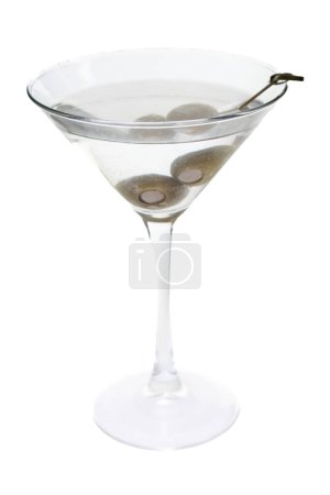 Téléchargez les photos : Un verre de martini rempli d'un liquide clair et de quelques olives. Le verre est assis sur un fond blanc - en image libre de droit