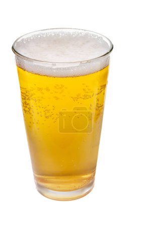 Téléchargez les photos : Un verre de bière est assis sur un fond blanc. Le verre est à moitié plein et la bière est mousseuse - en image libre de droit