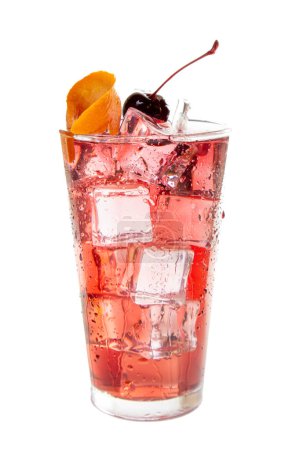 Téléchargez les photos : Un verre de boisson rouge avec une cerise sur le dessus. La boisson est froide et rafraîchissante. La cerise ajoute une touche de couleur et une touche de douceur à la boisson. Le verre est rempli de glace - en image libre de droit