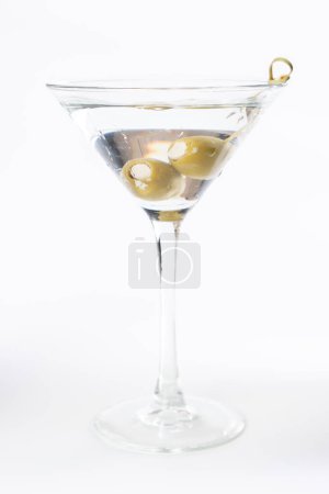 Téléchargez les photos : Martini au gin glacé aux olives farcies au fromage bleu sur fond blanc vif - en image libre de droit