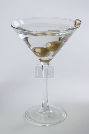 Foto de Martini de ginebra refrigerado con queso azul aceitunas rellenas sobre un fondo blanco brillante - Imagen libre de derechos