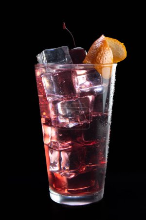 Téléchargez les photos : Un verre de boisson rouge avec des glaçons et une cerise sur le dessus - en image libre de droit