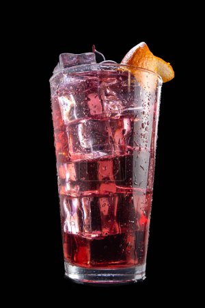 Téléchargez les photos : Un verre de boisson rouge avec des glaçons et une tranche d'orange sur le dessus. La boisson semble être un cocktail - en image libre de droit