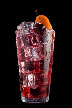 Foto de Un vaso de bebida roja con cubitos de hielo y una cereza encima - Imagen libre de derechos