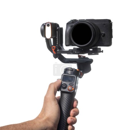 Herramientas de creación de contenido, un gimbal de cámara con una lente negra aislada sobre un fondo blanco