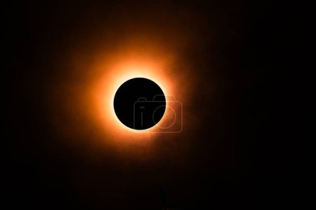 Foto de Imagen de eclipse creada en un estudio usando una linterna brillante, una tapa redonda y una lata de spray atmosférico para, bueno, atmósfera. - Imagen libre de derechos