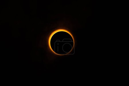 Téléchargez les photos : Image d'éclipse créée dans un studio à l'aide d'une lampe de poche lumineuse, d'un capuchon rond et d'une boîte de pulvérisation atmosphérique pour, bien, atmosphère. - en image libre de droit