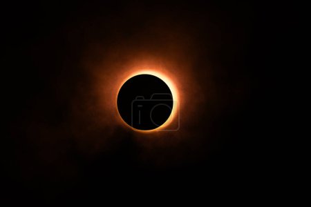 Foto de Imagen de eclipse creada en un estudio usando una linterna brillante, una tapa redonda y una lata de spray atmosférico para, bueno, atmósfera. - Imagen libre de derechos