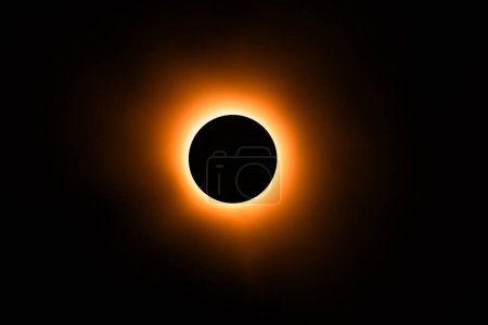 Téléchargez les photos : Image d'éclipse créée dans un studio à l'aide d'une lampe de poche lumineuse, d'un capuchon rond et d'une boîte de pulvérisation atmosphérique pour, bien, atmosphère. - en image libre de droit
