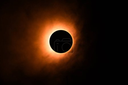 Image d'éclipse créée dans un studio à l'aide d'une lampe de poche lumineuse, d'un capuchon rond et d'une boîte de pulvérisation atmosphérique pour, bien, atmosphère. 