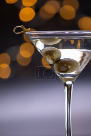 Téléchargez les photos : Un verre de martini avec des olives dedans. Les olives marinent à l'intérieur de la boisson et le verre est plein - en image libre de droit