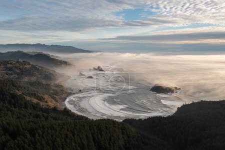 Téléchargez les photos : Vue surélevée de la plage de Myers Creek en Oregon avec du brouillard dans l'après-midi. - en image libre de droit
