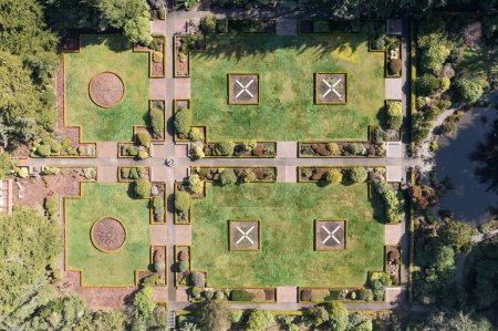 Téléchargez les photos : Beaux jardins anglais à Shore Acres Oregon vue depuis avobe - en image libre de droit