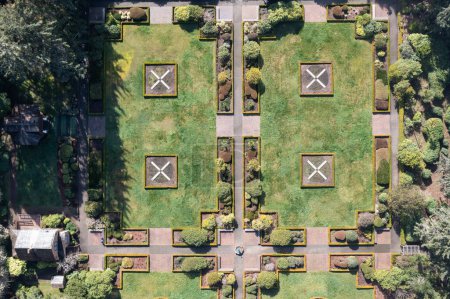 Téléchargez les photos : Beaux jardins anglais à Shore Acres Oregon vue depuis avobe - en image libre de droit