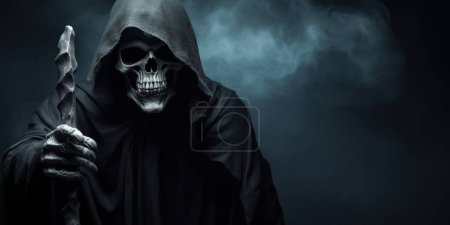 Foto de Close-up of Grim Reaper in Hooded Cloak: Una visión detallada de la presencia sin rostro de la muerte, irradiando un ambiente de hormigueo en la columna vertebral, perfecto para Halloween. - Imagen libre de derechos