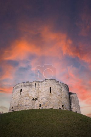 Foto de Cliffords Tower en York bajo un cielo rojo sangre - Imagen libre de derechos