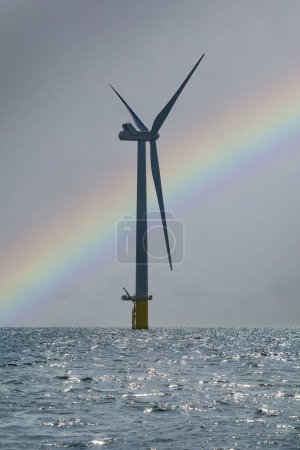 Foto de Arco iris y turbina eólica marina para energías renovables - Imagen libre de derechos