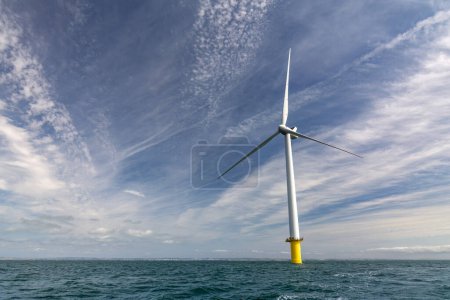 Foto de Turbina eólica marina para la producción de energía renovable - Imagen libre de derechos