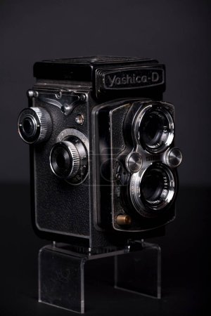 Foto de Bilbao, España - 30 de abril de 2010: Fotografía editorial ilustrativa de una cámara fotográfica Yashica, modelo Mat 124g. Una vieja cámara de tipo TLR japonesa vintage de los años 70 con película 6x6. - Imagen libre de derechos