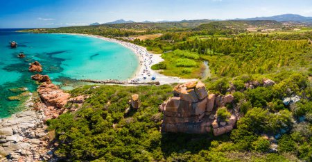 Drohnen-Panoramablick auf den Strand von Cea mit den Roten Felsen, Sardinien, Italien