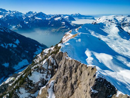 Vue aérienne par drone des montagnes enneigées et des pistes de ski, domaine skiable Stoos, Suisse