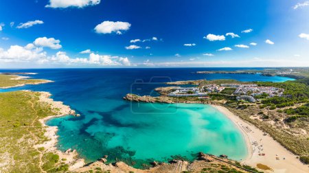 Areal vista del dron de la playa del Arenal de Son Saura en verano día soleado en Menorca isla, España