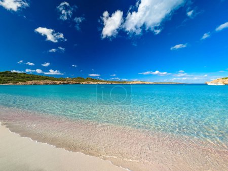 Areal vista del dron de la playa del Arenal de Son Saura en verano día soleado en Menorca isla, España