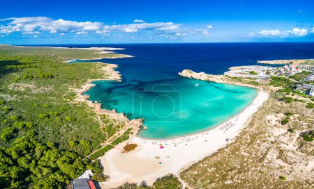 Areal Drohnenblick auf den Strand von Arenal de Son Saura an einem sonnigen Sommertag auf Menorca, Spanien