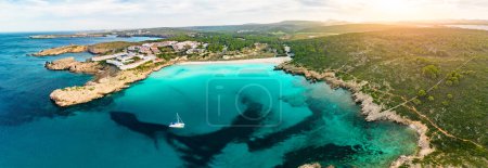 Areal Drohnenblick auf den Strand von Arenal de Son Saura an einem sonnigen Sommertag auf Menorca, Spanien